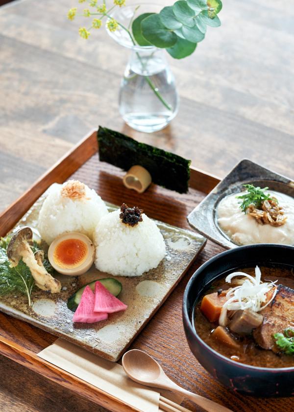 「山とおむすび 銀月舎」食と器、大地の恵みを映し出す定食。〈滋賀県立陶芸の森美術館〉