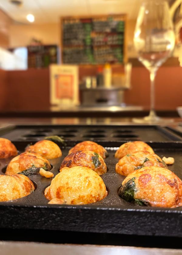 〈蛸のつぼ 本町店〉で、自分で焼く“できたて”のたこ焼きを楽しむ。