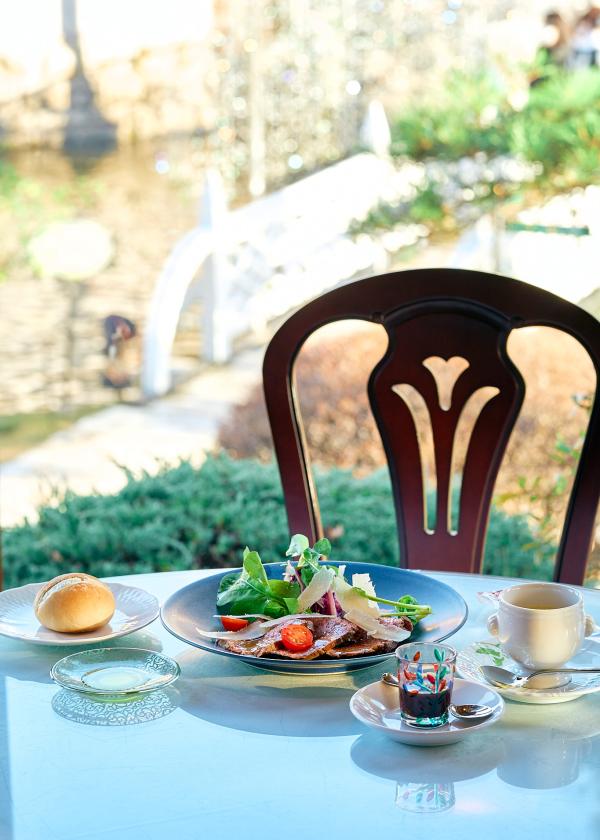「Caffe Terrazza Ukai」煌めくオブジェを眺めながら、「うかい亭」クオリティのランチ。〈箱根ガラスの森美術館〉
