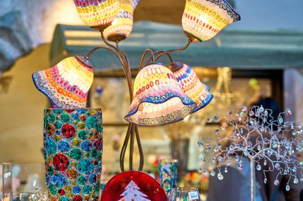 「箱根ガラスの森美術館」のミュージアムショップ館は、キラキラ輝くアイテムが目白押し。