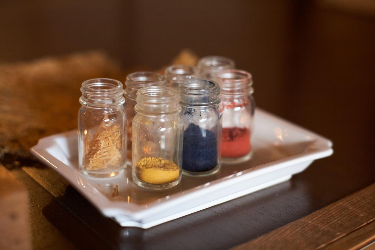 黄土・藍・ベンガラの3色の顔料を混ぜて独特の色合いを表現。そのほか胡粉や金箔、銅粉などを使う。