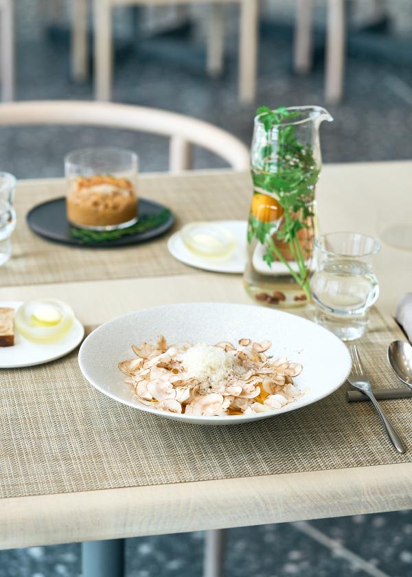 「アーティゾン美術館」のミュージアムカフェで、自然たっぷりの香りに包まれる。