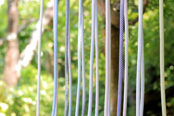 山間に佇む小さな工房を訪ねて。
〈藤三郎紐〉で自分だけの組紐作り。