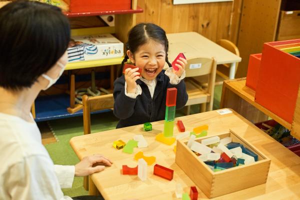 絵本とおもちゃの専門店〈百町森〉を訪ねる、親子の旅。