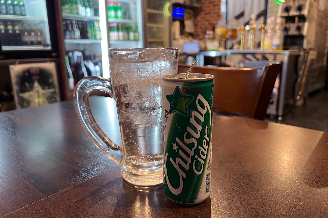 韓国の国民的炭酸飲料「チルソンサイダー」で乾杯！韓国気分が盛り上がってきました。&nbsp;