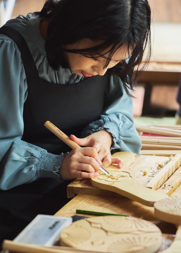 300年以上続く“木彫りの里”で職人に学ぶ工芸体験。〈上丹生ウッドペッカーズ〉
