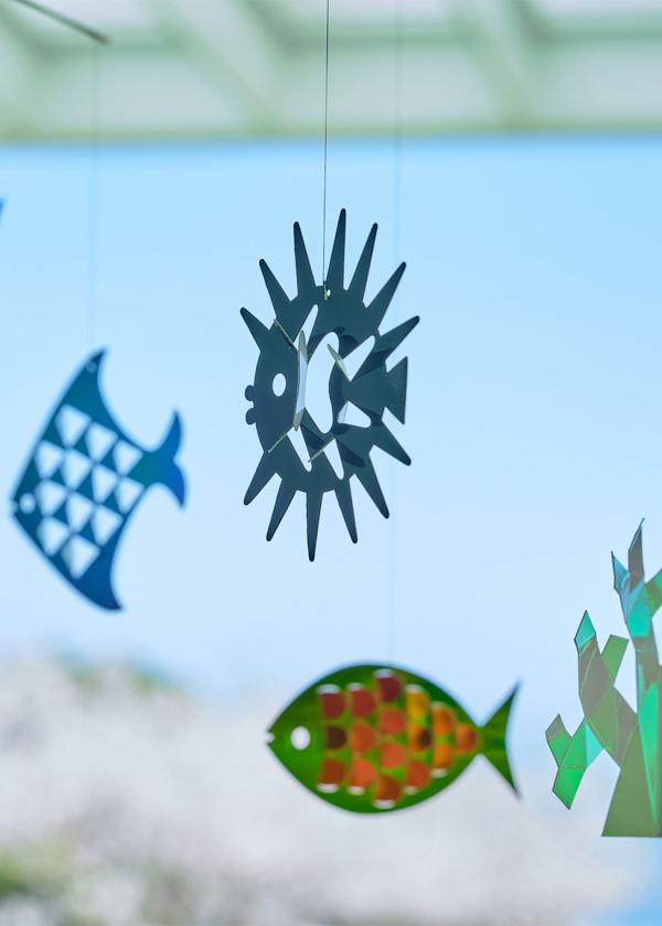 「横須賀美術館」の海が見えるミュージアムショップで、手に触れたくなるアイテムに出会う。