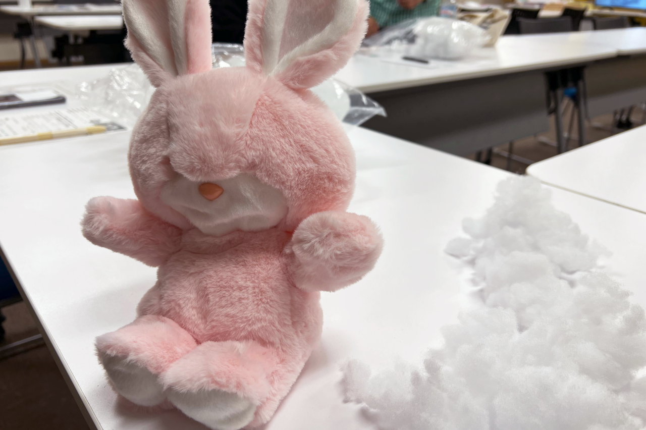 お尻にペレットを入れると、お座りしてくれるように。もうすでにぬいぐるみ感が出てきた…！