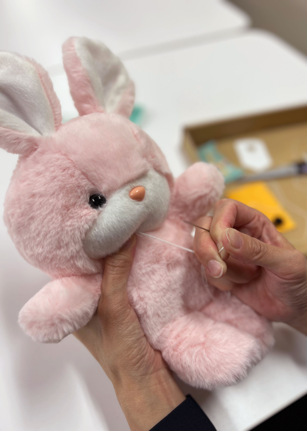 江戸最古の人形メーカー“吉德”で、レトロかわいいぬいぐるみ作りを体験。