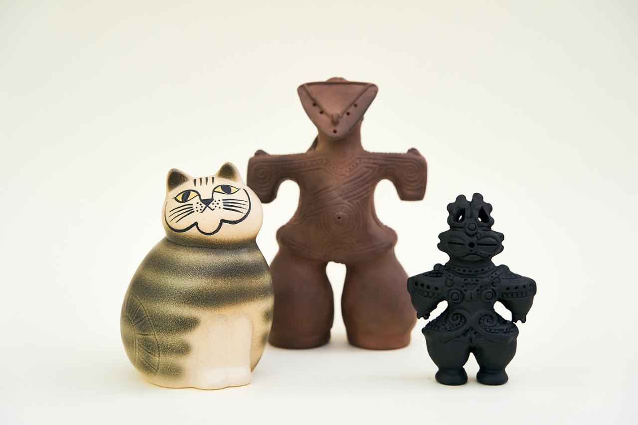 左から、リサ・ラーソンの「ミア」15,440円（セミミディアム）、遮光器土偶2,640円（12cm）、仮面土偶5,940円（19cm）。土偶や埴輪は、亀ヶ岡遺跡などの出土品のレプリカを作る「夢職人」によるもの。