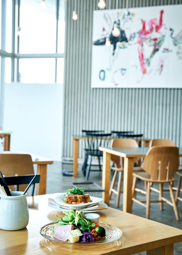「YOUR TABLE」で暖かな日差しを浴びながら、地産地消のフレンチ＆イタリアンをいただく。〈岡崎市美術博物館〉