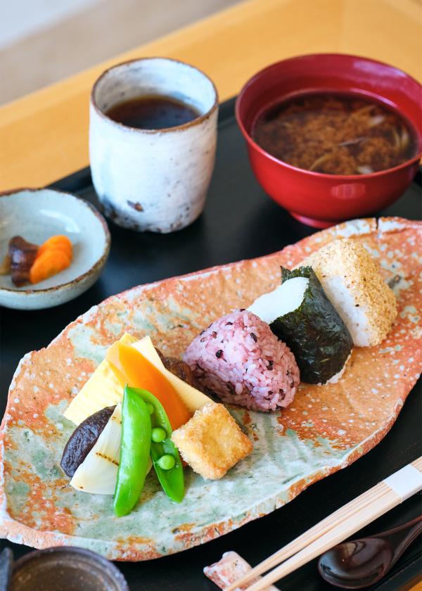 「Peach Valley」豊かな自然の中でのびのびと育てられた野菜を味わうための膳。〈MIHO MUSEUM〉