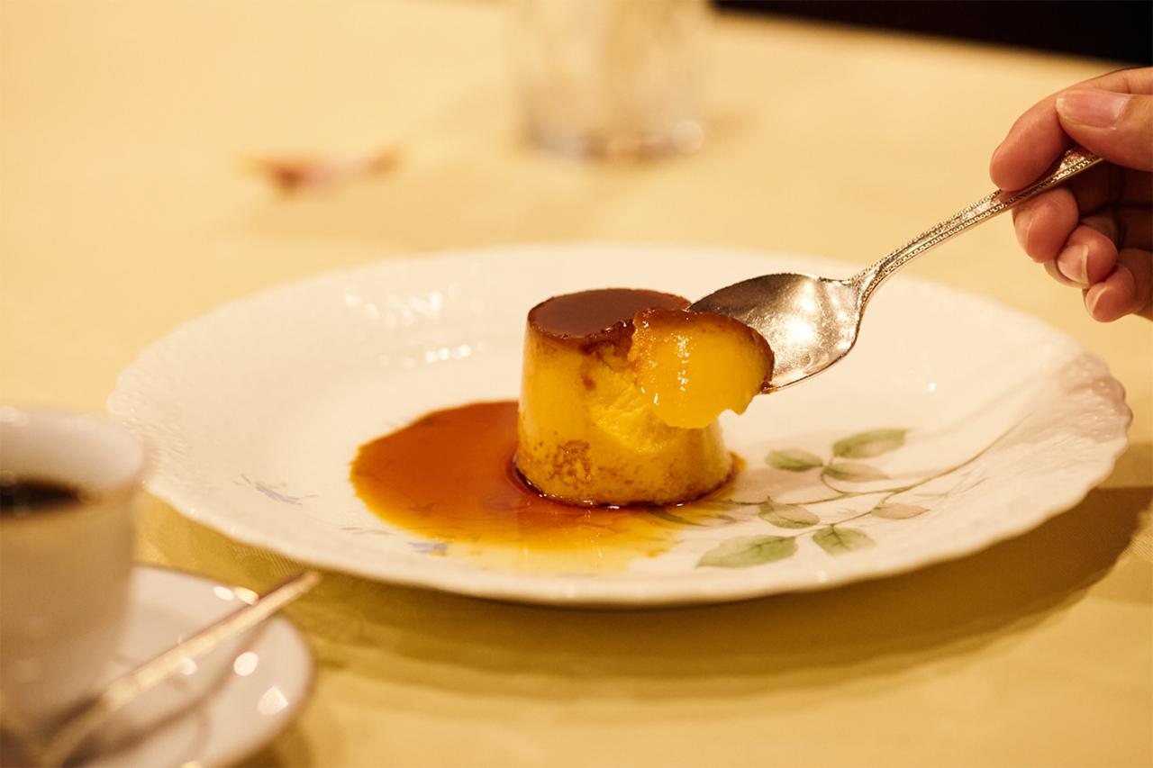 デザートのかぼちゃプリンは、まったりとした舌触りで思わず笑顔に。深いコクのあるコーヒーとよく合う。