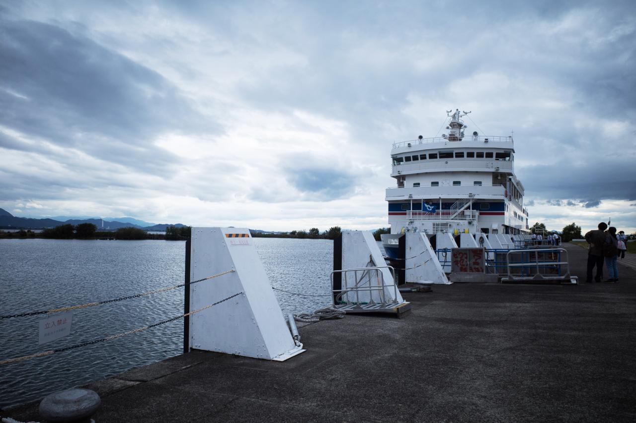海かと思っちゃいますが、湖です。奥の立派な船は教育学習船（！）「うみのこ」。