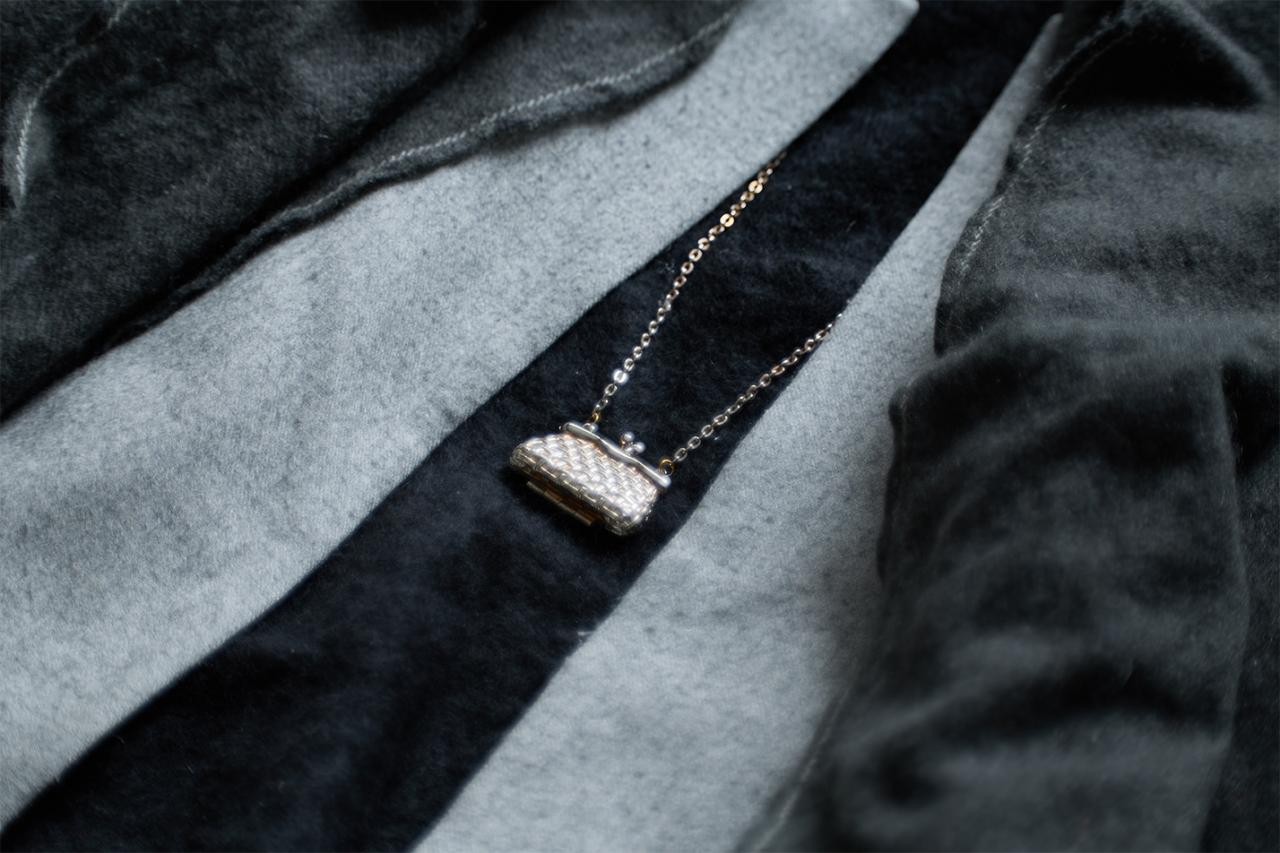 中に小さい鏡が付いている&ldquo;がま口&rdquo;のネックレス