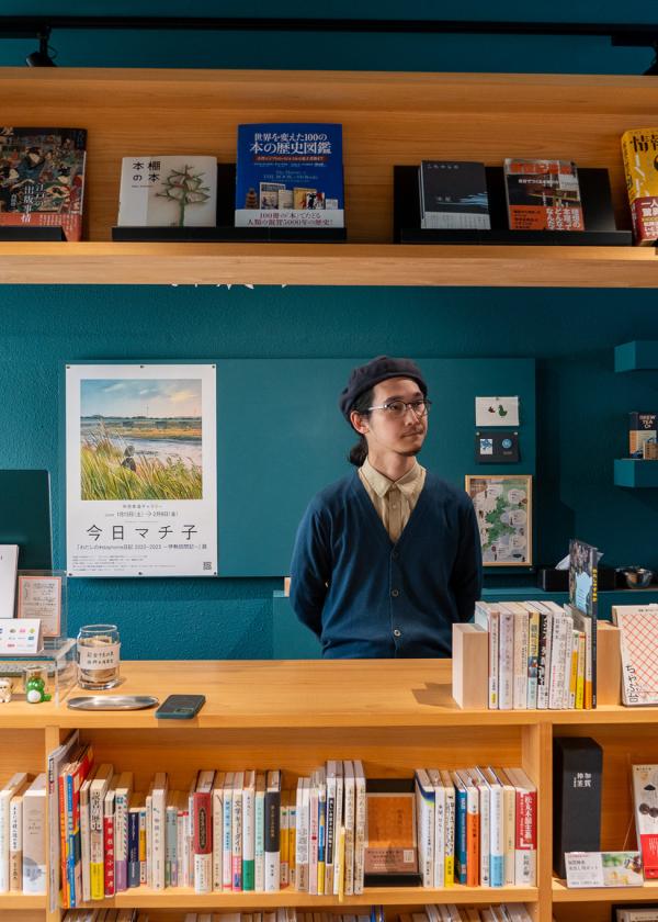 本屋 散策舎（伊勢） − 「犬の伊勢参り」仁科邦男