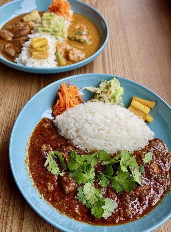 三島〈大浦飯店〉で本格的スパイスカレーを。