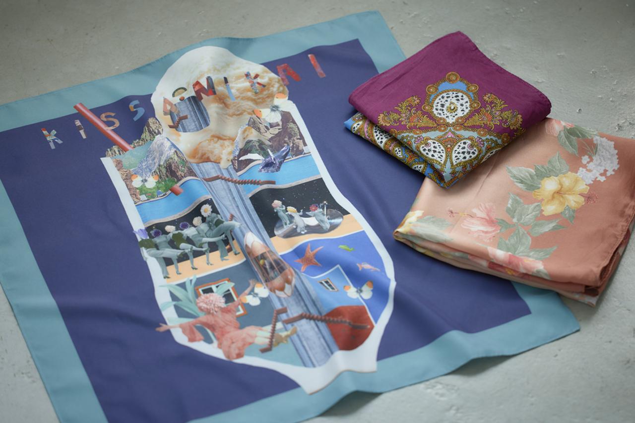 コラージュのスカーフは&nbsp;&ldquo;花梨&times;喫茶ニカイ&rdquo;&nbsp;のコラボ商品。