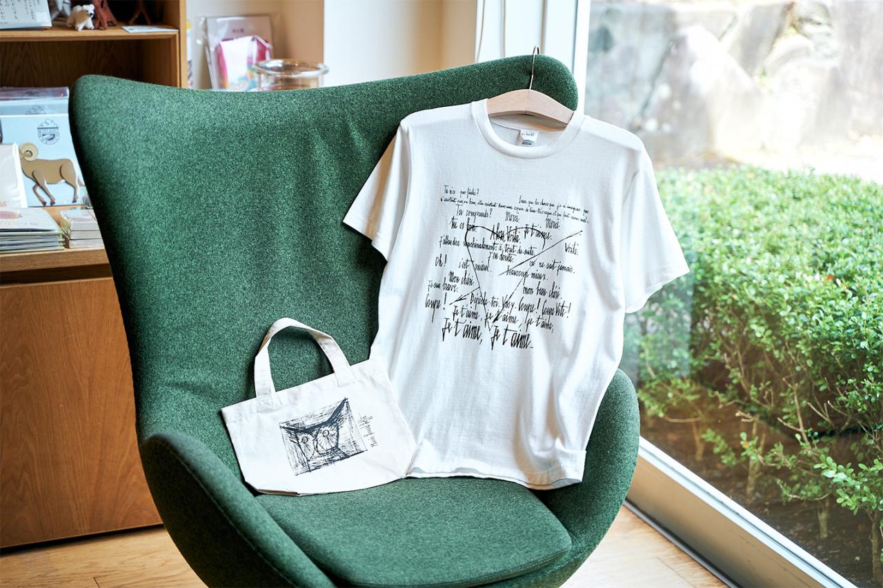 Tシャツ3,000円、トートバッグ(S)1,200円。