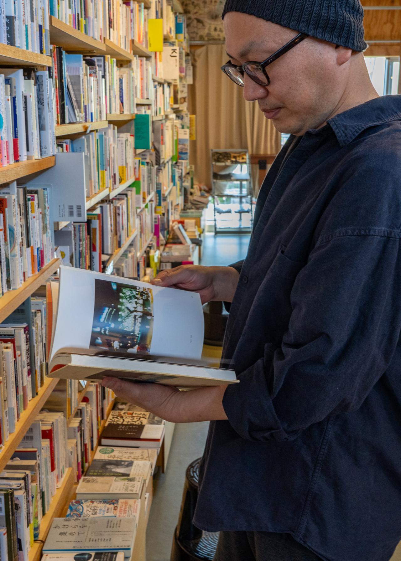 〈本屋B&B〉店長の伊藤淳さん。