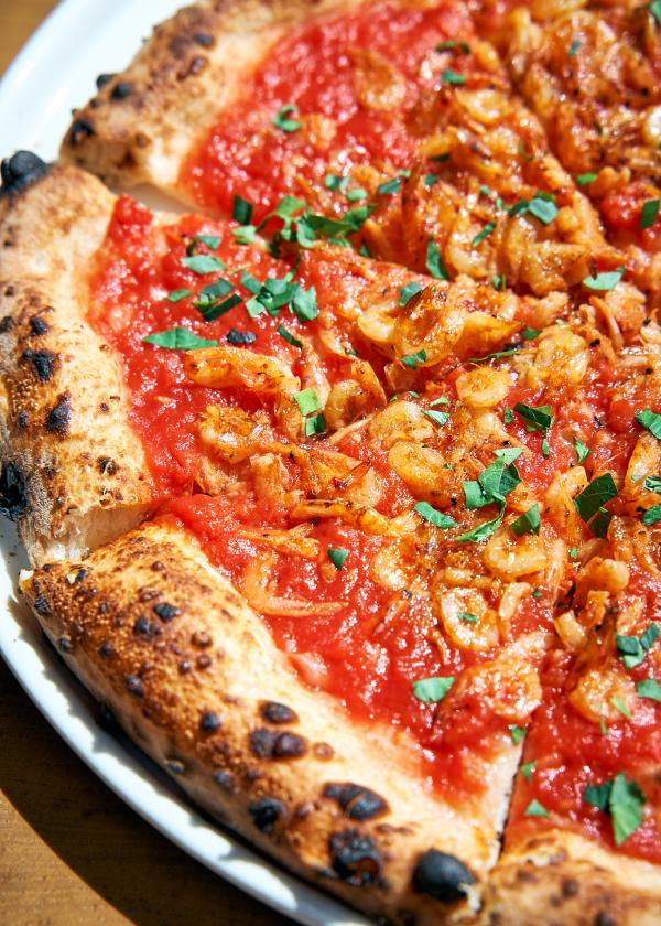 「ピッツェリア＆トラットリア チャオチャオ」三島の素材をシンプルに。薪窯ピザとしらすのパスタをいただく。〈クレマチスの丘〉