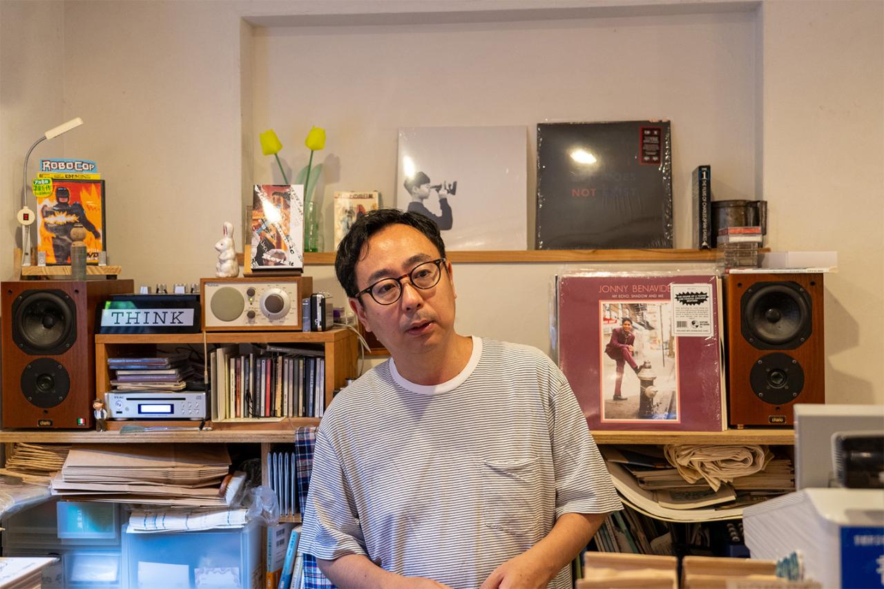 〈誠光社〉店主の堀部篤史さん