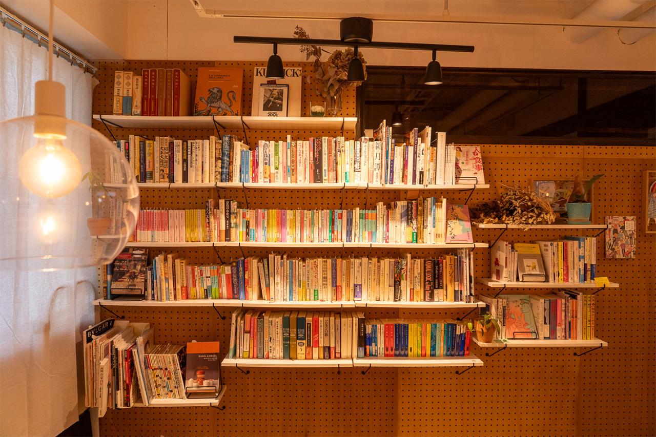 もとは不動産屋だった物件のおしゃれな内装を活かし、落ち着きのある空間に。