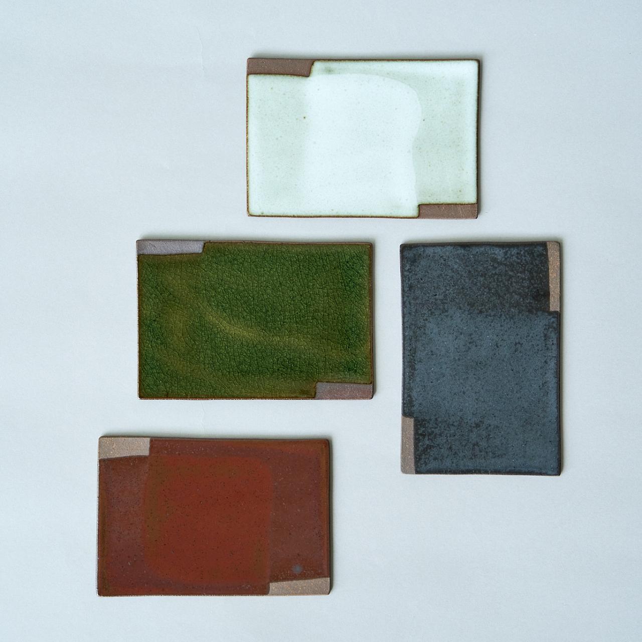 〈ひがせ陶房〉の伊賀焼・板皿各550円。ショップで人気のアイテムの一つ。