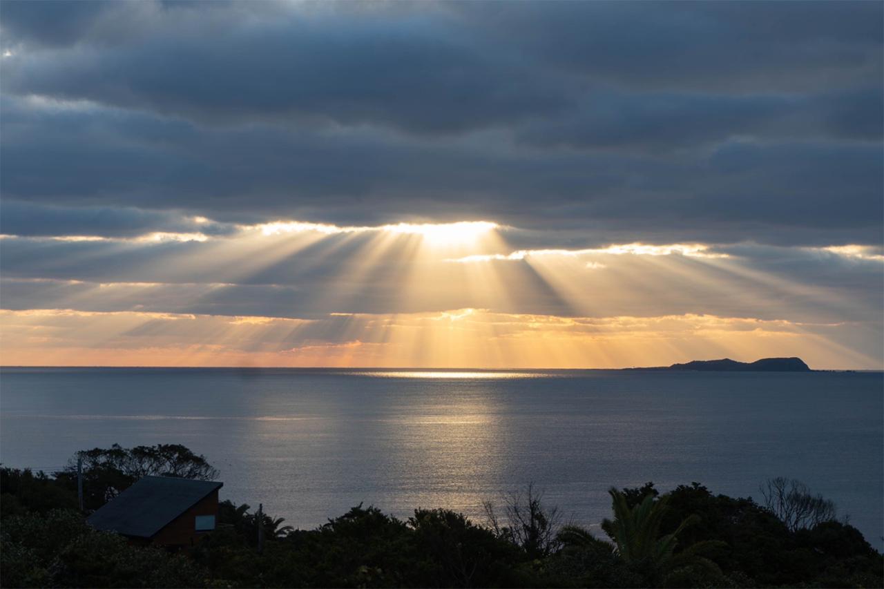 いちばん最近行った旅先の五島列島での一枚です。滞在中はあいにくの天気でしたが、たまに雲の間から差し込む太陽の光がとてもきれいでした。（写真提供：中山奈津実）