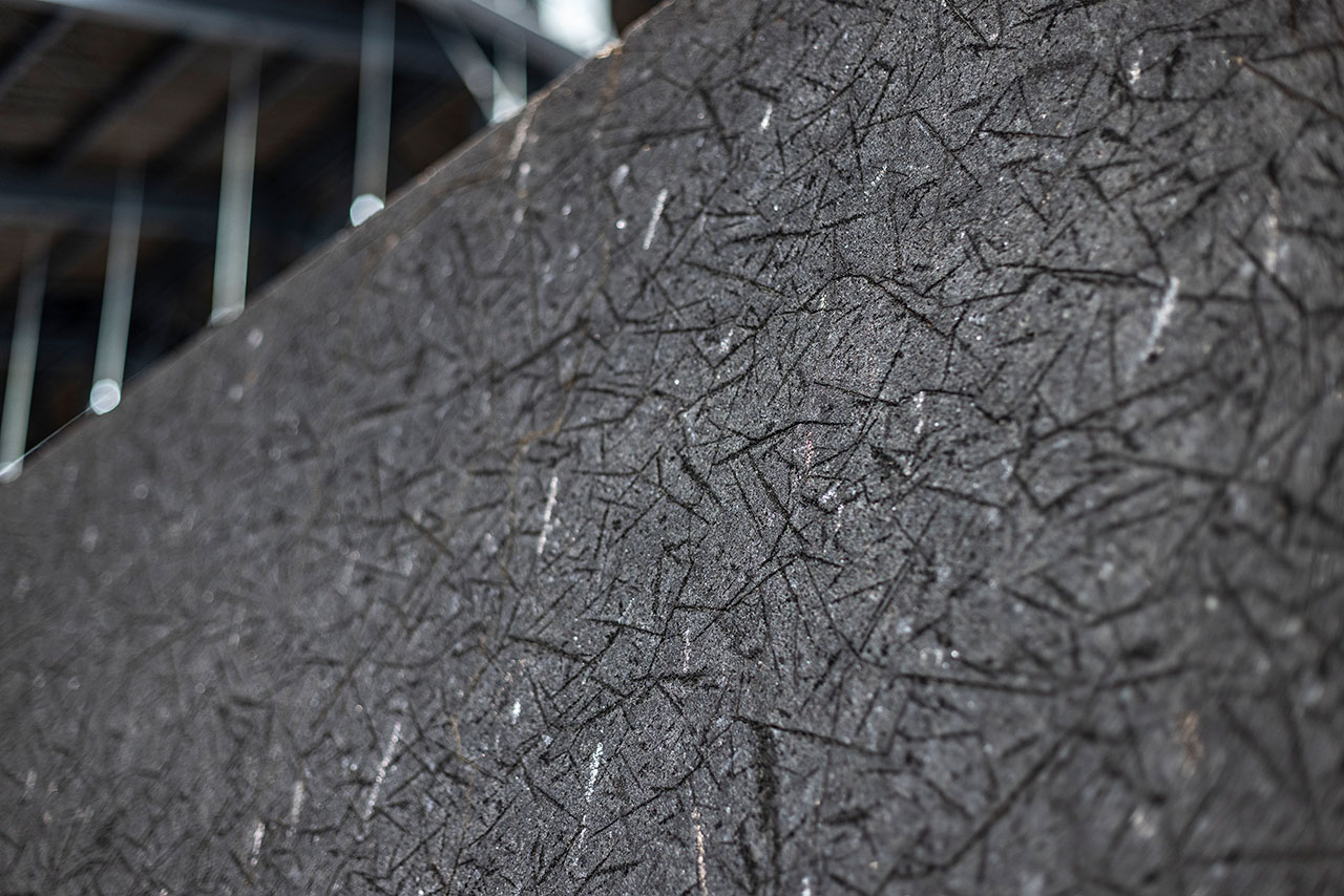 表面の加工を特殊なものにした面白いタイプの石。最近はマットな風合いでグレー系の色が人気だそう。