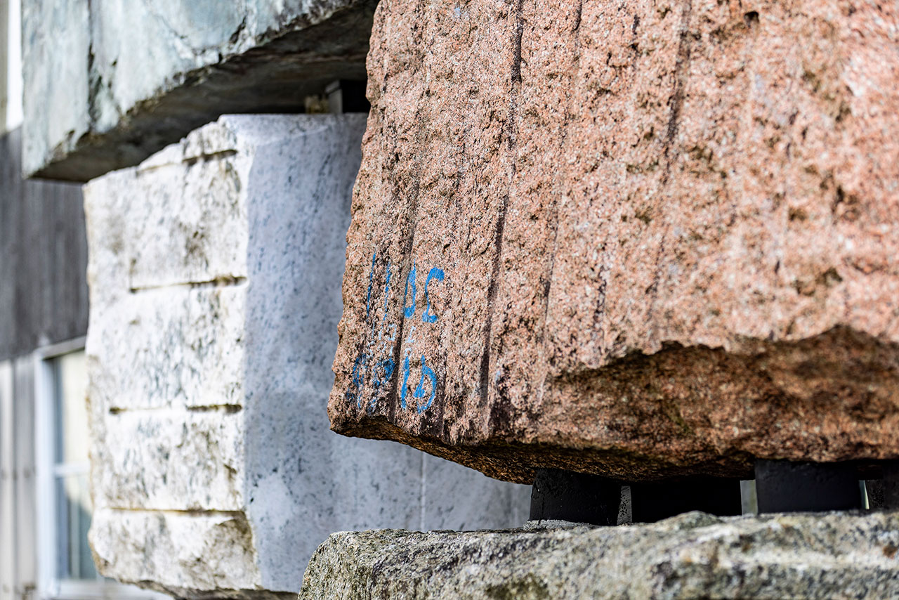 エントランスにある石のブロック