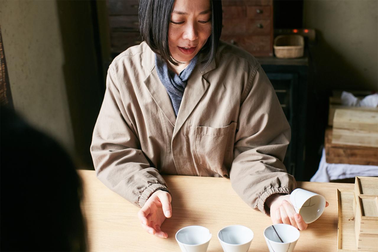 金継ぎ歴約8年、講師を担当する内藤さとこさん。