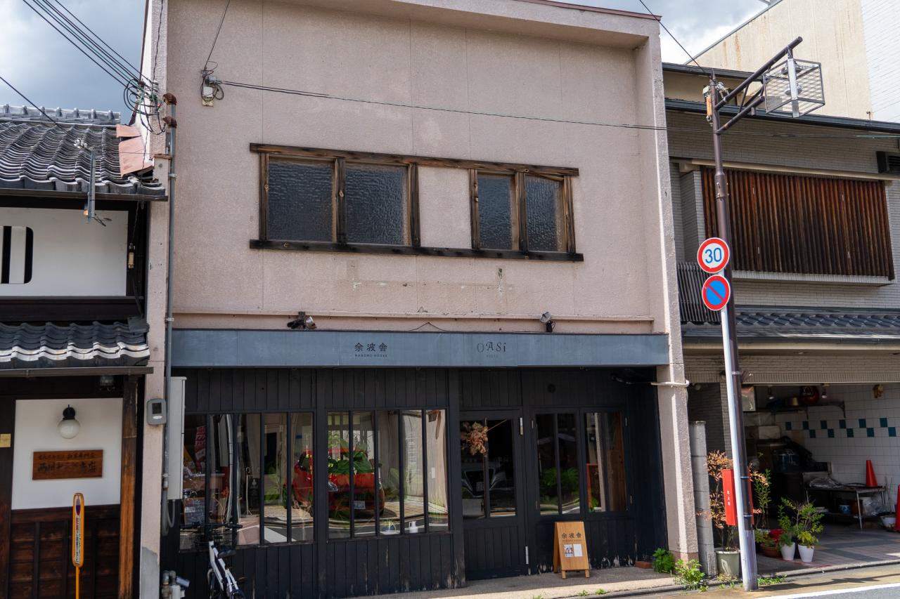 1階はイタリアンレストラン〈OASI〉で共通の入り口から入る