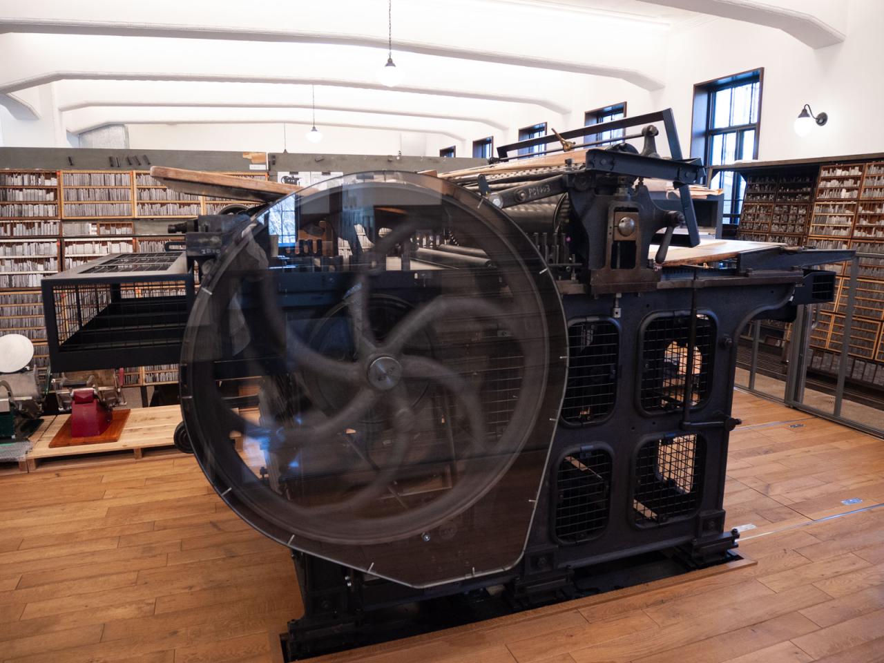 およそ100年前のものと思われる平台印刷機も、一度全て分解して復元したとのこと