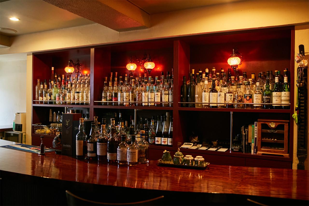 どこに座っても大きな窓から外が見えるようカーブを付けたこだわりのカウンター。