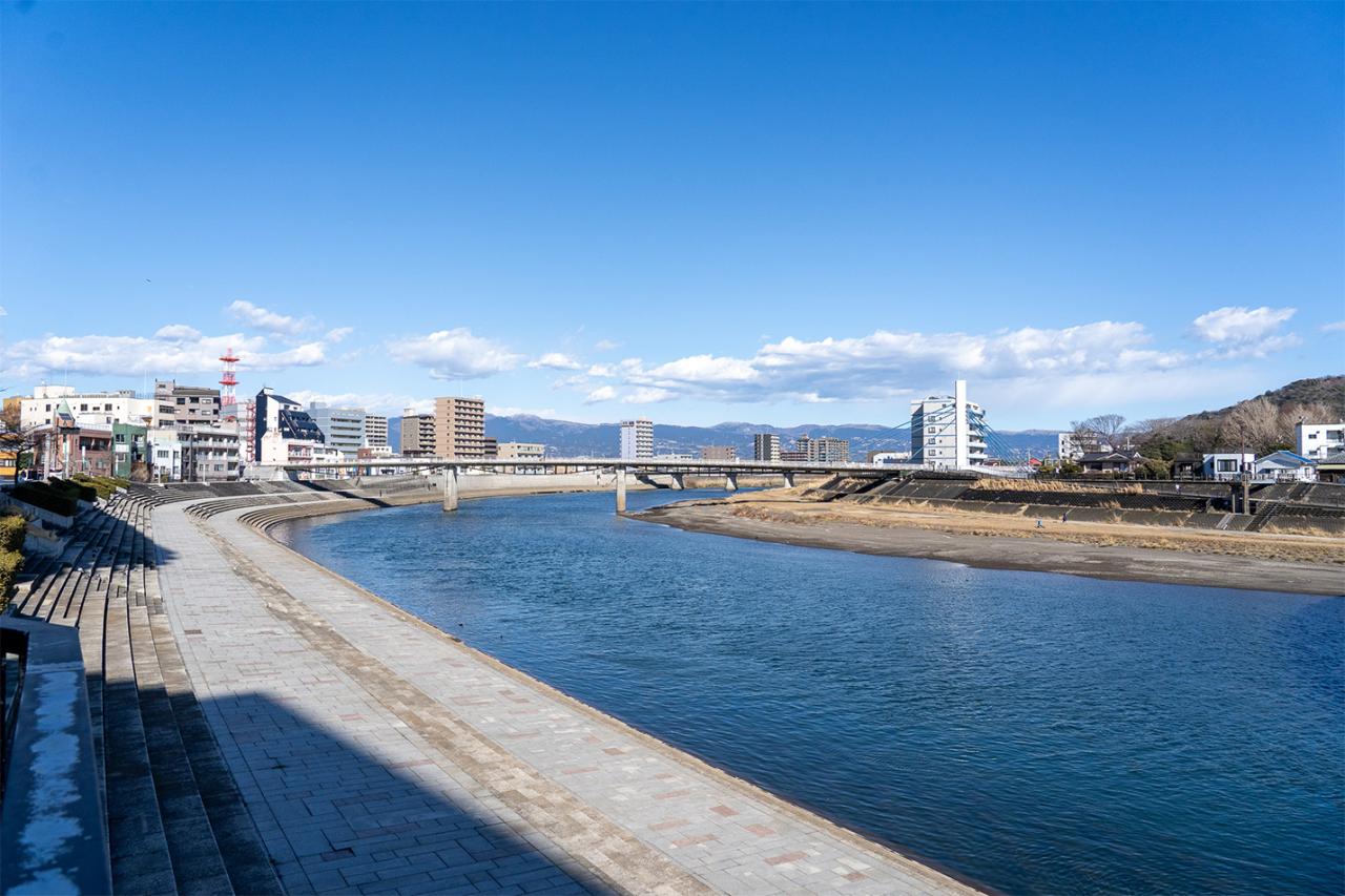 お店の近くを流れる狩野川と江本さんの名前にちなんで、店名を〈リバーブックス〉に。