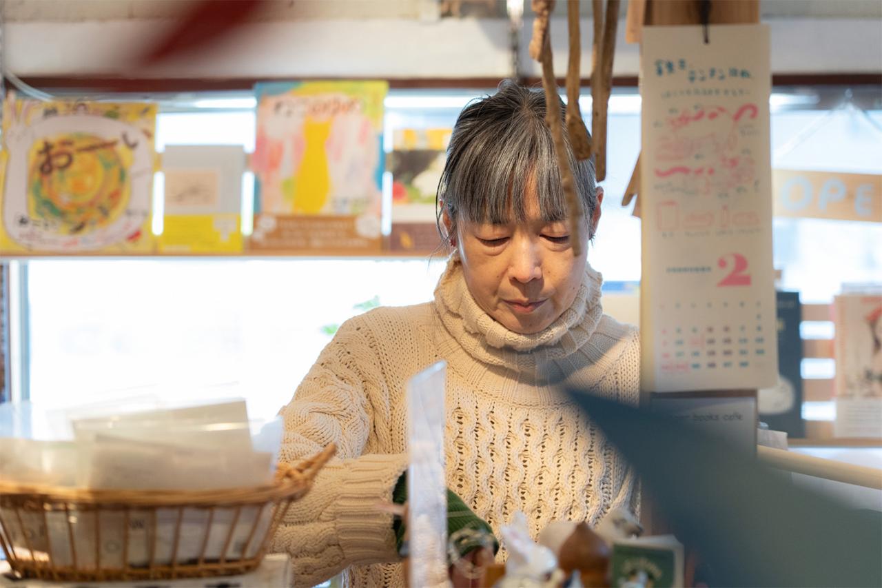 〈ジンジャーブックスカフェ〉オーナーの岩村知子さん。