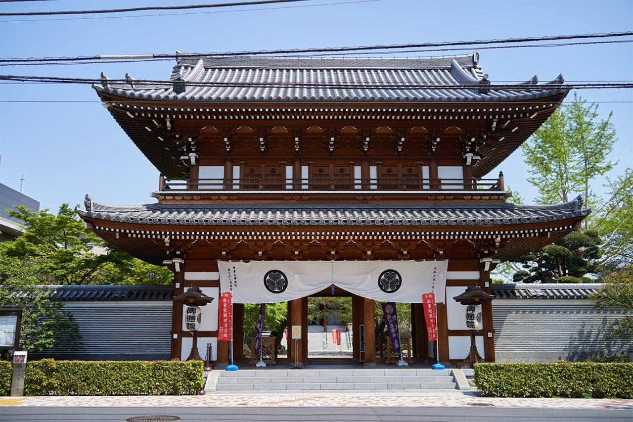 2012年（平成24年）に創建された二階建ての立派な山門。上部にはお釈迦様が祀られている。