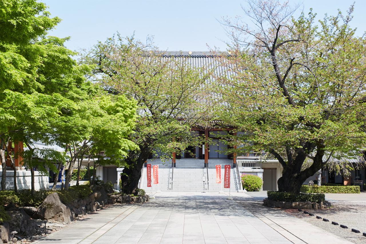 本堂は1988年（昭和63年）に建てられたもの。