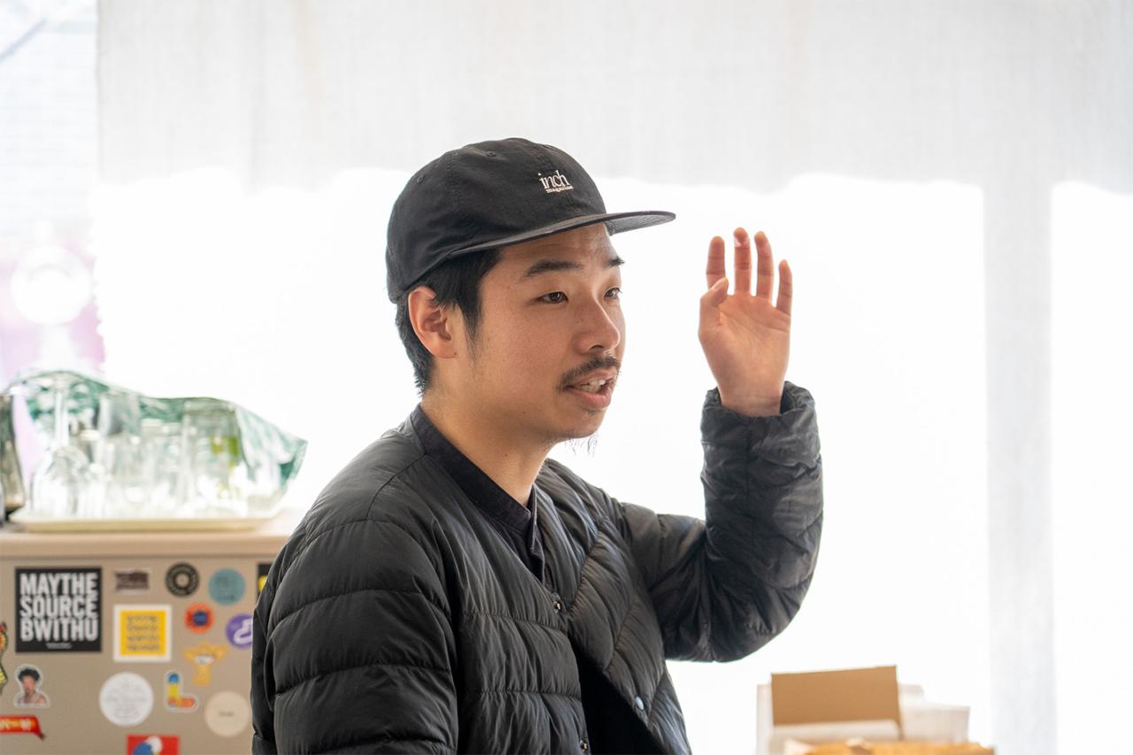 〈ヨットブックス〉店主の菅沼祥平さん。