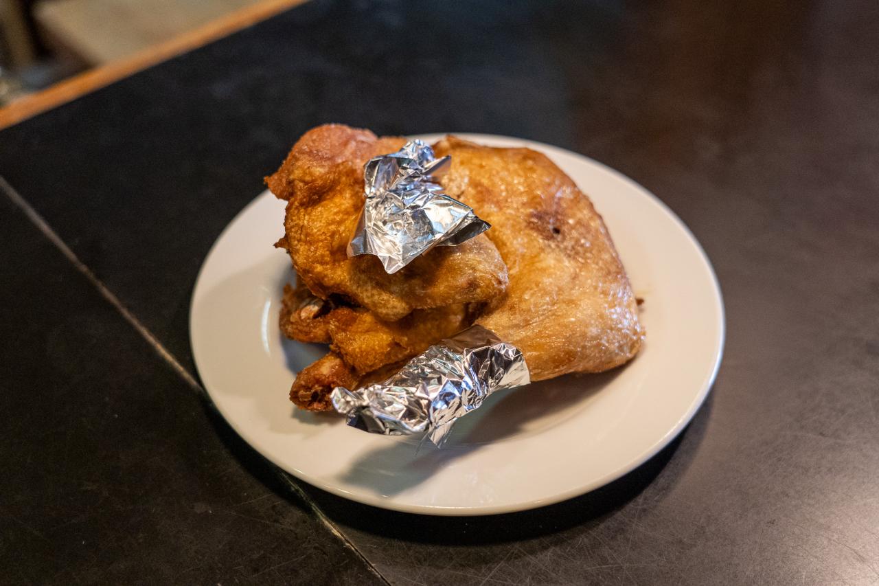 完成！左が手羽、右がモモの素揚げ