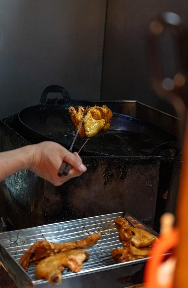 三島〈若鳥〉でシンプルな味を極めた“から揚げ”にかぶりつく。