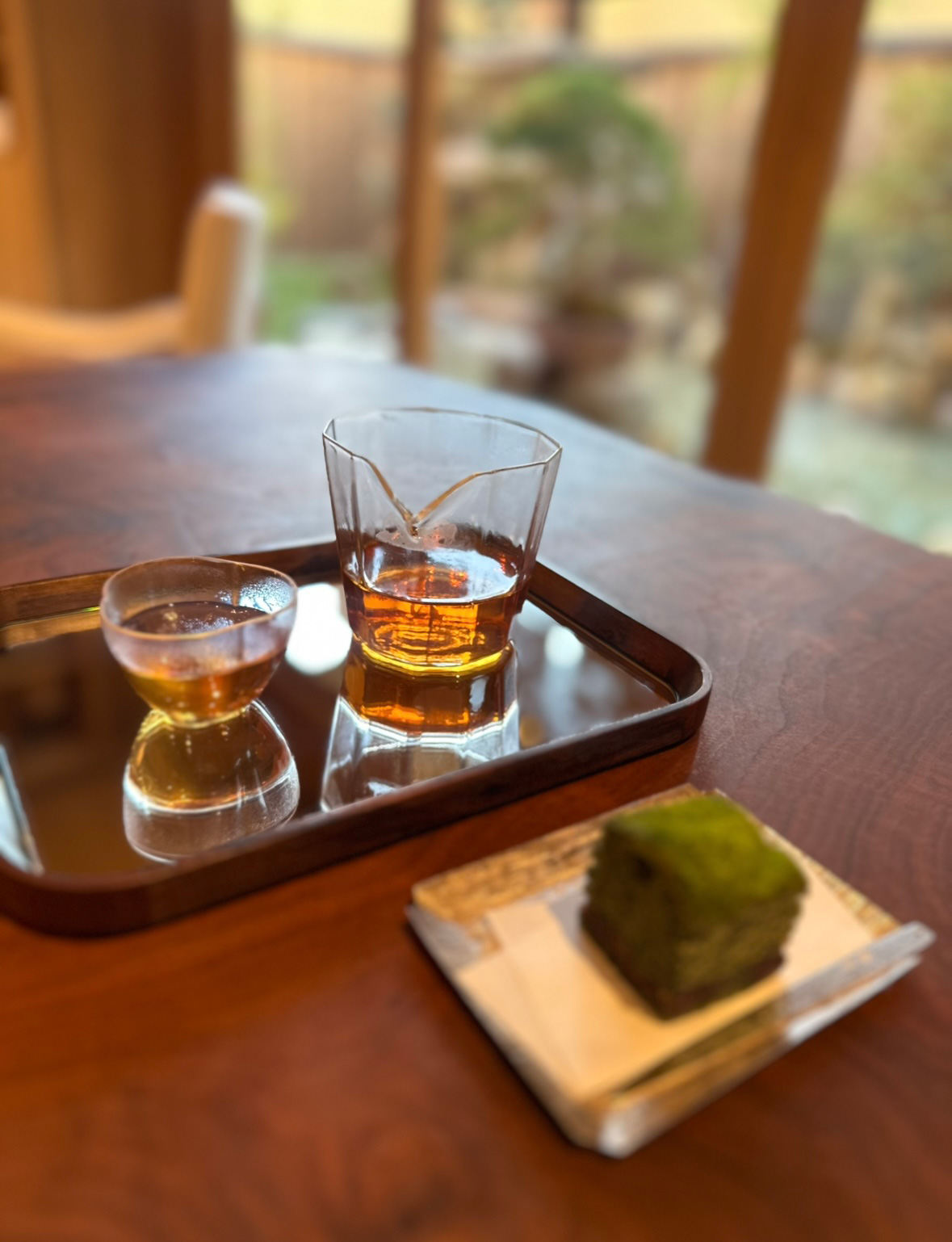 携わるブランドの知見を深めるために訪れた、京都八坂にあるティーブランドPOUYUENJI KYOTO（ポウエンジ京都）。静かな庭を眺めながら心穏やかに過ごしました。（写真提供：宮嶋康江）