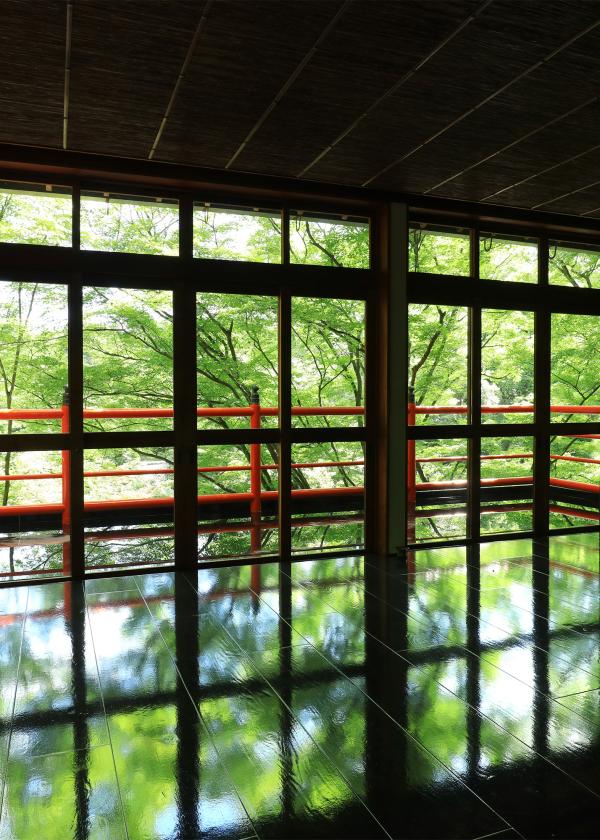 いま訪ねたい絶景リフレクションの特等席、茶所〈閑坐（かんざ）〉へ。