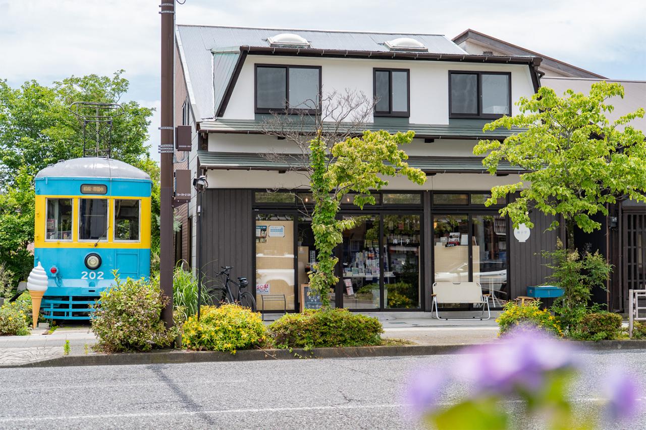 〈南十字〉外観。お店の隣には、昔小田原を走っていた路面電車が配置されており、目印になっている。