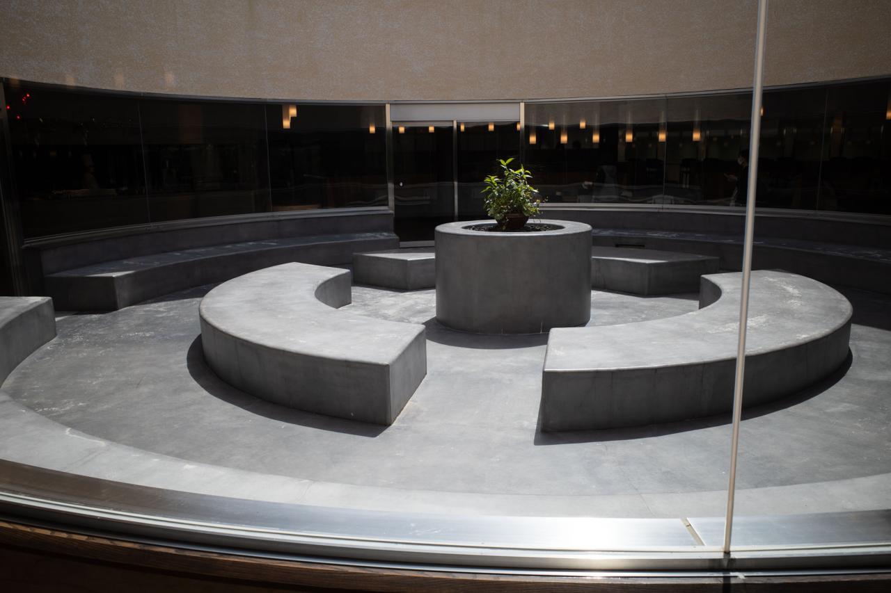 カフェの中にあるベンチ。これは…バームクーヘン？？