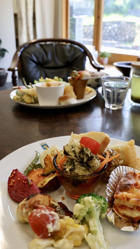 伊豆・修善寺 温泉街の先にある酒屋〈松屋商店〉でいただくお惣菜ランチ