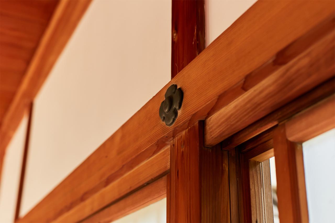 釘の頭を隠すために施された釘隠し。