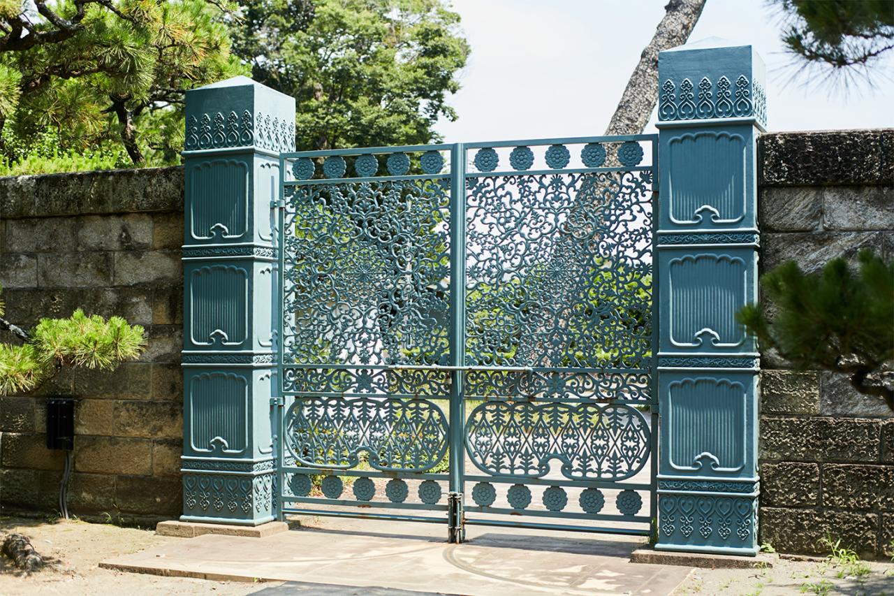 当時、メインの入り口だった青銅門。写真スポットとして人気。