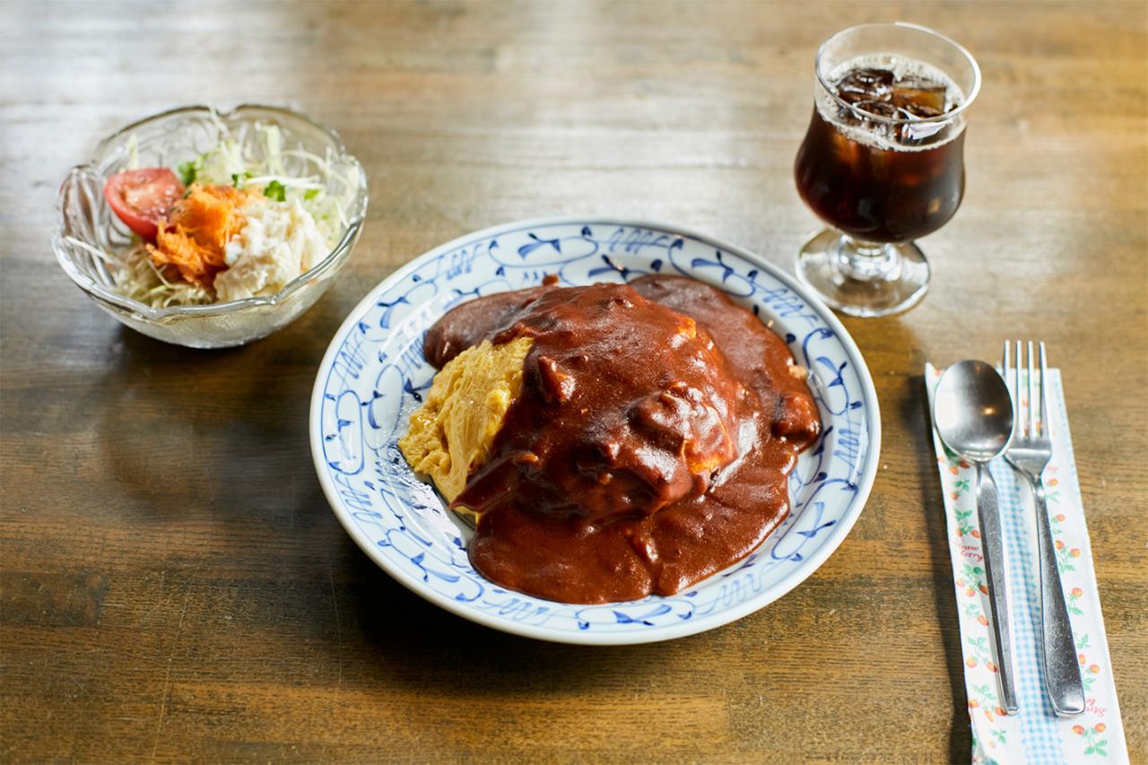 オムライスセット 900円。ドリンクは、トロリと滑らかなクリームがのったリッチなロイヤルミルクティーに変えることも可能。